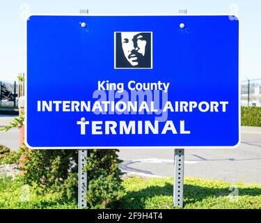 King County International Airport terminal, panneau bleu à Seattle avec Image de Martin Luther King Banque D'Images