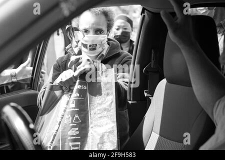 CHICAGO, ILLINOIS. ETATS-UNIS 16 MAI 2020: LORI LIGHTFOOT, MAIRE DE CHICAGO, PARTICIPE À UNE OFFRE ALIMENTAIRE SUR LE CÔTÉ SUD DE LA VILLE PENDANT LA CRISE DE COVID 19 Banque D'Images