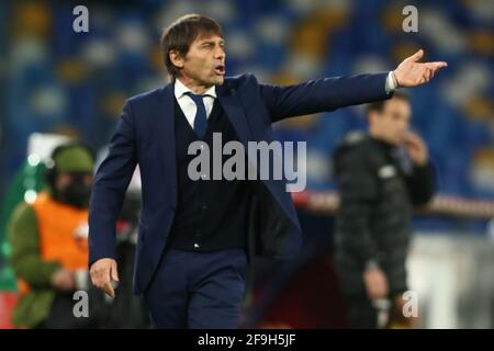 InterÕs l'entraîneur italien Antonio Conte a gestellé pendant la série UN match de football entre SSC Napoli et Inter au stade Diego Armando Maradona, Naples, Italie, le 18 avril 2021 Banque D'Images