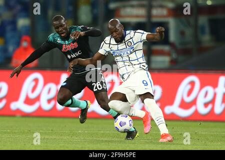 Kalidou Koulibaly, le défenseur sénégalais de SSC Napoli (L), conteste le ballon avec l'attaquant belge de l'Inter Romelu Lukaku lors de la série UN match de football entre SSC Napoli et Inter au stade Diego Armando Maradona, Naples, Italie, le 18 avril 2021 Banque D'Images