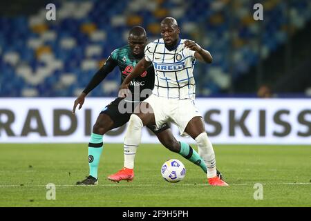 Kalidou Koulibaly, le défenseur sénégalais de SSC Napoli (L), conteste le ballon avec l'attaquant belge de l'Inter Romelu Lukaku lors de la série UN match de football entre SSC Napoli et Inter au stade Diego Armando Maradona, Naples, Italie, le 18 avril 2021 Banque D'Images