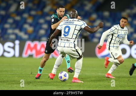 Konstantinos Manolas, le défenseur grec de SSC Napoli, met en jeu le ballon avec l'attaquant belge d'Inter Romelu Lukaku lors de la série UN match de football entre SSC Napoli et Inter au stade Diego Armando Maradona, Naples, Italie, le 18 avril 2021 Banque D'Images