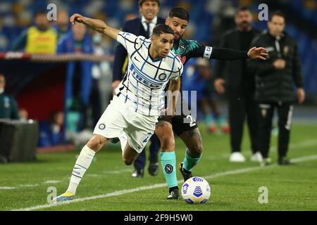 Le Midlefer marocain d'Inter Achraf Hakimi (L) défis pour le ballon avec le buteur italien de SSC Napoli Lorenzo Insigne lors de la série UN match de football entre SSC Napoli et Inter au stade Diego Armando Maradona, Naples, Italie, le 18 avril 2021 Banque D'Images