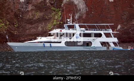 Croisière de plongée de Galapagos en direct à bord amarré dans la baie à Punta Vincente Roca, Isabela Island, Galapagos, Equateur Banque D'Images