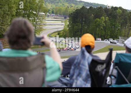 Birmingham, Alabama, États-Unis. 18 avril 2021. Les fans regardent leurs pilotes préférés tandis que le Barber Motorsports Park accueille le Honda Indy Grand Prix d'Alabama à Birmingham, Alabama. Credit: Walter G Arce SR Grindstone Medi/ASP/ZUMA Wire/Alay Live News Banque D'Images