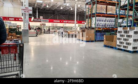 Les clients magasinent au supermarché pendant le confinement. Fermeture par ruban des articles non essentiels dans un grand supermarché. Banque D'Images