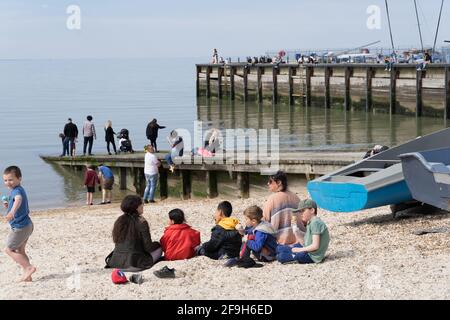 les amateurs de soleil affluent sur la plage à Whistable le week-end après l'assouplissement du confinement national , Royaume-Uni Banque D'Images