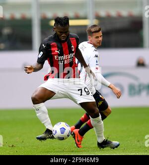 Milan, Italie. 18 avril 2021. Frank Kessie (L) d'AC Milan participe à un match de football entre AC Milan et Gênes à Milan, en Italie, le 18 avril 2021. Credit: STR/Xinhua/Alay Live News Banque D'Images