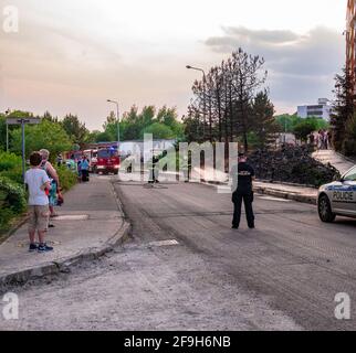 Usti nad Labem, République Tchèque - 5.29.2018: Les pompiers éliminent le feu des buissons et des arbres dans le domaine du logement Banque D'Images