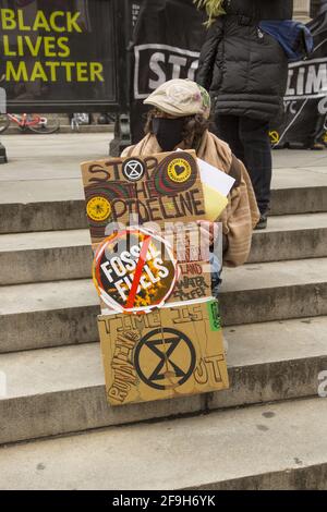 Une coalition de groupes activistes, dont la rébellion contre l'extinction et les écologistes, manifestent devant la bibliothèque publique de New York, puis se présentent au siège de diverses entreprises pour envoyer le message qu'ils devraient se désinvestir des compagnies de combustibles fossiles et de construire des pipelines si nous voulons sauver la planète d'une destruction éventuelle de nos systèmes de vie, air, eau, sol, etc Banque D'Images