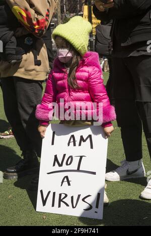 Rassemblement dans le quartier chinois de New York City pour dénoncer le nombre croissant de « crimes de haine asiatiques », en particulier contre les femmes à New York et aux États-Unis depuis la propagation de Covid-19. Banque D'Images
