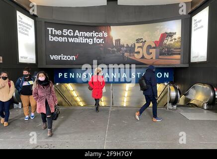 Les gens entrent et sortent de Penn Station, l'une des deux principales gares de Manhattan sur 7th Avenue à 32e Street. Banque D'Images