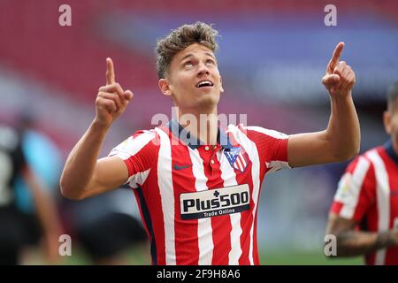 Madrid, Espagne. 18 avril 2021. Marcos Llorente de l'Atletico Madrid célèbre lors d'un match de football de la ligue espagnole entre Atletico Madrid et SD Eibar à Madrid, Espagne, le 18 avril 2021. Crédit: Edward F. Peters/Xinhua/Alay Live News Banque D'Images