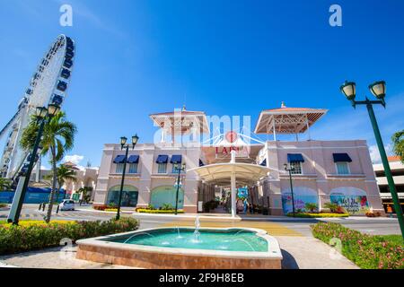 Cancun, Mexique - 20 décembre 2020 : le plus grand centre commercial de Cancun la Isla (l'île) qui vend tout, des souvenirs aux vêtements de luxe de marque. Une maison de l'Aquarium de Cancun. Banque D'Images