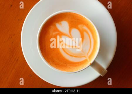 Thé au lait chaud ou thé au lait thaïlandais dans la tasse la table Banque D'Images