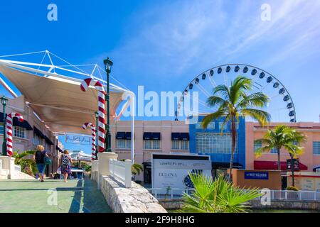 Cancun, Mexique - 20 décembre 2020 : le plus grand centre commercial de Cancun la Isla (l'île) qui vend tout, des souvenirs aux vêtements de luxe de marque. Une maison de l'Aquarium de Cancun. Banque D'Images