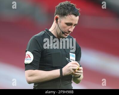 Londres, Royaume-Uni. 18 avril 2021. LONDRES, Royaume-Uni, AVRIL 18: Arbitre:Chris Kavanagh pendant la demi-finale de la coupe Emirates FA entre Leicester City et Southampton au stade Wembley, Londres, le 18 avril 2021 crédit: Action Foto Sport/Alay Live News Banque D'Images