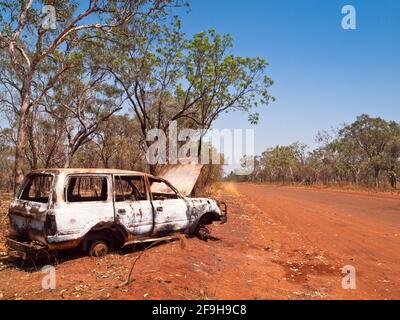 4x4 épaté et brûlé sur la route Kalumburu, près de l'intersection de la route Gibb River Road, Kimberley, Australie occidentale Banque D'Images