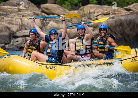 Les jeunes hommes profitent d'un après-midi de rafting en eau vive sur la rivière Chattahoochee dans le centre-ville de Columbus, en Géorgie. (ÉTATS-UNIS) Banque D'Images