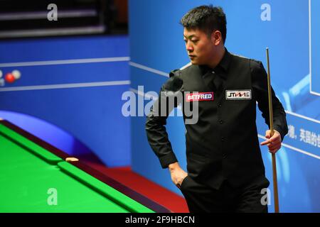 Sheffield, Grande-Bretagne. 17 avril 2021. Le Liang Wenbo de Chine est en compétition lors du premier match entre le Liang Wenbo de Chine et le Neil Robertson d'Australie au Championnat du monde de Snooker à Sheffield, en Grande-Bretagne, le 17 avril 2021. Credit: Zhai Zheng/Xinhua/Alamy Live News Banque D'Images