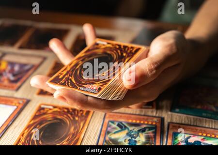 Bangkok, Thaïlande - 7 avril 2021 : UN homme jouant au jeu de cartes Yu-GI-Oh. Banque D'Images