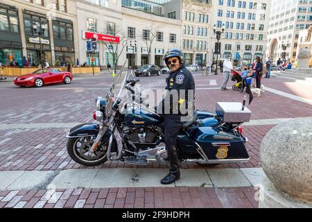 Indianapolis PD Motor Sergent Jerald 'Jerry' Mahshie sur un département a émis Harley Davidson Road King Motorcycle sur Monument Circle dans le centre-ville d'Indy. Banque D'Images