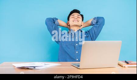 Image du jeune buisnessman asiatique sur fond bleu Banque D'Images