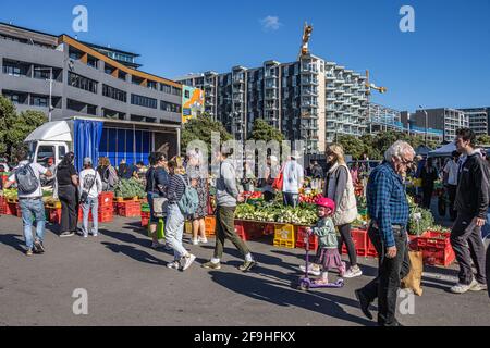 Acheteurs au marché agricole de Wellington Banque D'Images