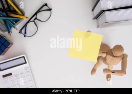 Notes adhésives jaunes et outils d'affaires sur un bureau en bois blanc. Vue du dessus. Banque D'Images