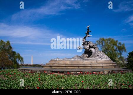 Navy – Merchant Marine Memorial, avec Washington Monument et Smithsonian Museum en arrière-plan ; tulipes rouges en premier plan Banque D'Images