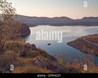 Lumière d'avant l'aube au-dessus du lac Argyle, Kununurra, Kimberley, Banque D'Images