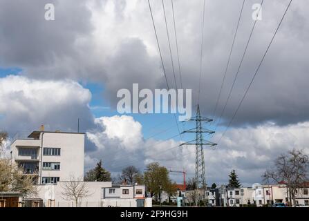 PRODUCTION - 14 avril 2021, Saxe-Anhalt, Dessau-Roßlau : pylône électrique, tel que conçu par Walter Gropius, s'élève à côté du bâtiment Konsum dans le domaine de Bauhaus à Dessau-Törten. La Fondation Bauhaus Dessau consacre son thème annuel pour 2021 à l'infrastructure et à la modernité. Que ce soit des pylônes d'électricité, des appareils de théâtre ou des bâtiments fonctionnels comme le bureau de l'emploi - l'infrastructure est encore considérée comme un thème central de la société pour le Bauhaus aujourd'hui. Des expositions, des conférences et des discussions sont prévues - en rapport avec corona aussi virtuellement. Photo: Hendrik Schmidt/dpa-Z Banque D'Images