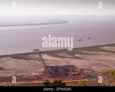 Barges de minerai sur Cambridge Gulf, Wyndham, Kimberley, Australie occidentale Banque D'Images