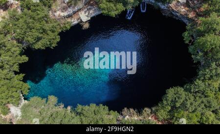 Lac et grotte Melissani, vue aérienne, île de Kefalonia, mer Ionienne, Grèce Banque D'Images