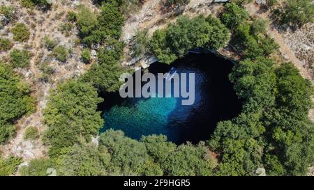 Lac et grotte Melissani, vue aérienne, île de Kefalonia, mer Ionienne, Grèce Banque D'Images