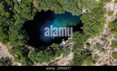 Lac et grotte Melissani, vue aérienne, île de Kefalonia, mer Ionienne, Grèce Banque D'Images