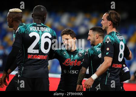 Lorenzo Insigne de Napoli fête avec ses coéquipiers après avoir inscrit 1-0 ged au championnat italien Serie UN match de football entre SSC Napoli et FC Internazionale le 18 avril 2021 au stade Diego Armando Maradona à Naples, Italie - photo Federico Proietti / DPPI / LiveMedia Banque D'Images