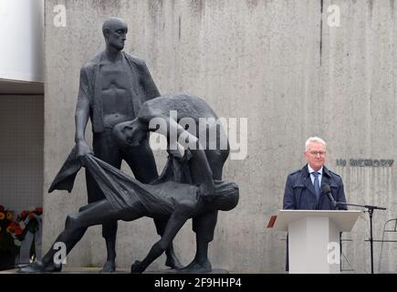 18 avril 2021, Brandebourg, Oranienburg: Dik de Boef, Secrétaire général du Comité international de Sachsenhausen, s'exprime devant le groupe de figures du sculpteur Waldemar Grzimek au Mémorial de la « session Z » du Mémorial de Sachsenhausen dans le cadre des commémorations centrales de la Journée de libération. 'Station Z' était le nom donné par la SS à un bâtiment érigé au début de 1942 qui était un crématorium et un lieu d'extermination. 'Z' comme la dernière lettre de l'alphabet, était cyniquement la dernière station de la vie d'un prisonnier. Photo: Soeren Stache/dpa-Zentralbild/POOL/dpa Banque D'Images