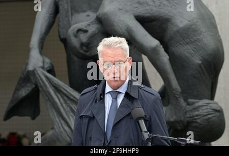 18 avril 2021, Brandebourg, Oranienburg: Dik de Boef, Secrétaire général du Comité international de Sachsenhausen, s'exprime devant le groupe de figures du sculpteur Waldemar Grzimek au Mémorial de la « session Z » du Mémorial de Sachsenhausen dans le cadre des commémorations centrales de la Journée de libération. 'Station Z' était le nom donné par la SS à un bâtiment érigé au début de 1942 qui était un crématorium et un lieu d'extermination. 'Z' comme la dernière lettre de l'alphabet, était cyniquement la dernière station de la vie d'un prisonnier. Photo: Soeren Stache/dpa-Zentralbild/POOL/dpa Banque D'Images