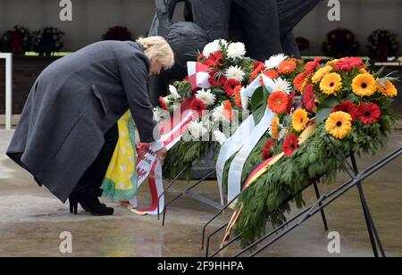 18 avril 2021, Brandebourg, Oranienburg : Ulrike Liedtke, Président du Parlement de l'État de Brandebourg, organise les rubans d'une couronne du gouvernement de l'État sur le site commémoratif de la « Maison Z » dans le Mémorial de Sachsenhausen près du groupe de personnalités de Waldemar Grzimek dans le cadre des commémorations centrales de la Journée de libération. 'Station Z' était le nom donné par la SS à un bâtiment érigé au début de 1942 qui était un crématorium et un site d'extermination. 'Z' comme la dernière lettre de l'alphabet, était cyniquement la dernière station de la vie d'un prisonnier. Photo: Soeren Stache/dpa-Zentralbild/POOL Banque D'Images