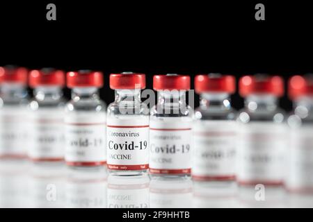 Gros plan sur les flacons de vaccin contre le coronavirus Covid-19 Banque D'Images