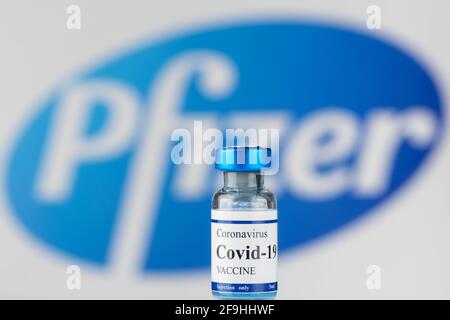 Flacon de vaccin contre le coronavirus Covid-19. Banque D'Images