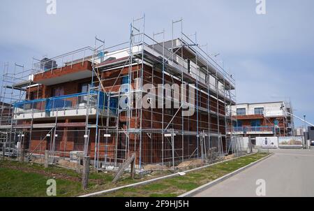 16 avril 2021, Schleswig-Holstein, Lübeck : chantier de construction d'un immeuble d'appartements avec copropriétés. Photo: Marcus Brandt/dpa Banque D'Images