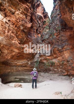 Tourisme à Cathedral gorge, parc national de Purnululu, Australie occidentale Banque D'Images