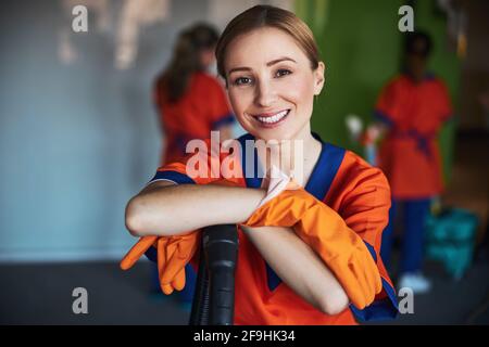 Une femme ravie se pose pour la caméra au travail Banque D'Images