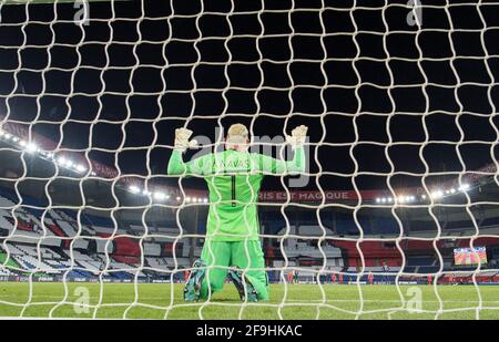 Paris, France. 13 avril 2021. Goalwart Keylor NAVAS (PSG) prie avant le coup de pied de la deuxième moitié, Dieu, foi, prier, Ligue des champions de football, Quart-finale de match de retour, Paris Saint-Germain (PSG) - FC Bayern Munich (M) 0: 1, le 13 avril 2021 à Paris, France. Â | utilisation dans le monde crédit: dpa/Alay Live News Banque D'Images