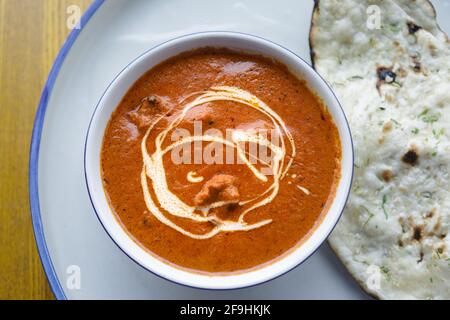 morceaux de poulet marinés crémeux et rôtis avec sauce épicée Banque D'Images