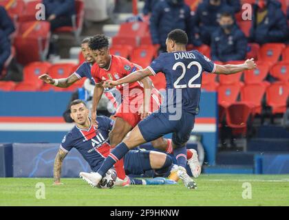 De gauche à droite Leandro PAREDES (PSG), Presnel KIMPEMBE (PSG), Kingsley COMAN (M), Abdou DIALLO (PSG), duels, Action, Ligue des champions de football, quart de finale, Paris Saint-Germain (PSG) - FC Bayern Munich ( M) 0: 1, le 13 avril 2021 à Paris/France. Â | utilisation dans le monde entier Banque D'Images