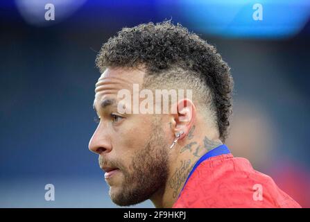 NEYMAR (PSG) avec tatouage et boucles d'oreilles, boucles d'oreilles, échauffement, football Champions League, match de retour en quart de finale, Paris Saint Germain (PSG) - FC Bayern Munich (M) 0: 1, le 13 avril 2021 à Paris/France. Â | utilisation dans le monde entier Banque D'Images