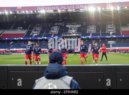 Un garçon de balle regarde l'équipe M Warm up, de gauche à droite Joshua KIMMICH (M), Kingsley COMAN (M), Jerome BOATENG (M), Thomas MUELLER (MÃ ller, M), Benjamin PAVARD (M), Warm up, Ligue des champions de football, quart de finale de la jambe de retour, Paris St. Germain (PSG) - FC Bayern Munich (M) 0: 1, le 13 avril 2021 à Paris/France. Â | utilisation dans le monde entier Banque D'Images